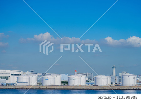 空港　飛行機　羽田空港　エンジン　午前　明るい　管制塔　ターミナル　三愛オブリ　燃料タンク　タンカー 113399988