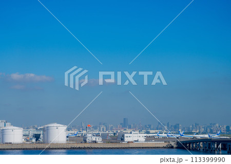 空港　飛行機　羽田空港　エンジン　午前　明るい　管制塔　ターミナル　三愛オブリ　燃料タンク　タンカー 113399990