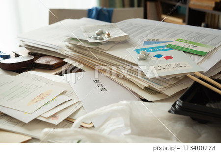 書類の間から発見された遺言書　遺品整理　汚部屋　後から見つかった遺言書 113400278