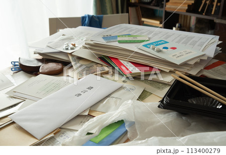 書類の間から発見された遺言書　遺品整理　汚部屋　後から見つかった遺言書 113400279