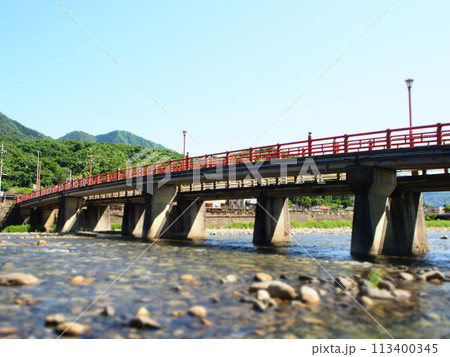 川を渡る赤い橋 川を渡る赤い橋 113400345