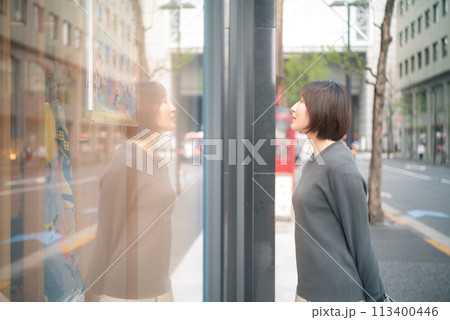 東京丸の内でウインドウショッピングする女性 113400446