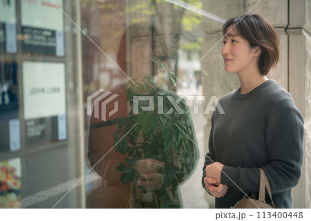 東京丸の内でウインドウショッピングする女性 東京丸の内でウインドウショッピングする女性 113400448