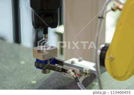 The high technology manufacturing process by automatic robotic system with touching probe. 113400455