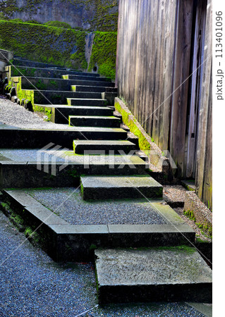 金沢　主計町茶屋街　階段に続く細い通路 113401096