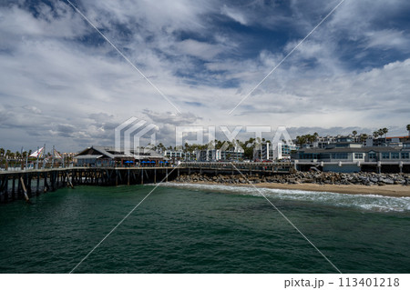 リゾートホテルとリゾートマンションが立ち並ぶ海岸線 113401218