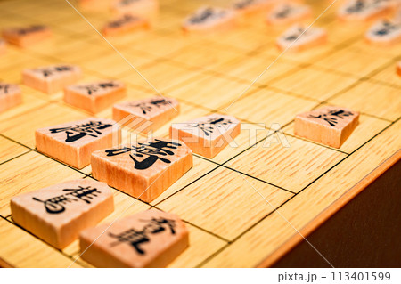 将棋 は 日本 の 伝統的 な ボードゲーム 【 将棋 を 指す イメージ 】 113401599
