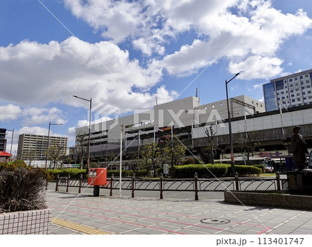 南海本線堺駅西口の与謝野晶子像があるロータリーの風景　大阪府堺市堺区 113401747