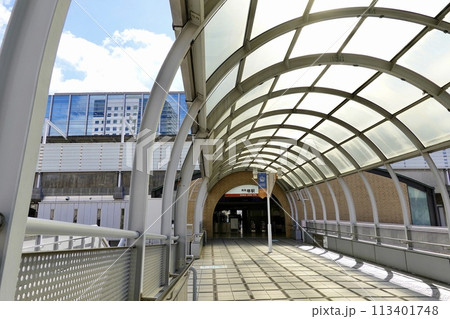 南海本線堺駅西口とホテル・アゴーラ・リージェンシーをつなぐ連絡橋から改札口を見た風景　大阪府堺市堺区 113401748