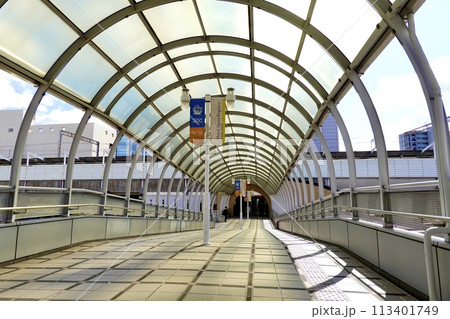 南海本線堺駅西口とホテル・アゴーラ・リージェンシーをつなぐ連絡橋から改札口を見た風景　大阪府堺市堺区 113401749