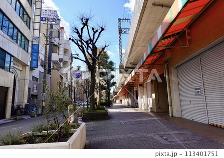 南海本線堺駅南口の東側の高架下の店舗が並ぶ風景 大阪府堺市堺区 南海本線堺駅南口の東側の高架下の店舗が並ぶ風景 大阪府堺市堺区 113401751