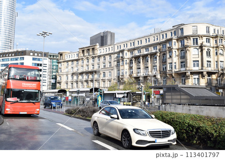 ドイツ フランクフルト中央駅前の街並み 113401797