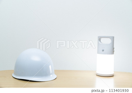 防災ヘルメットと非常用カンテラ 防災ヘルメットと非常用カンテラ 113401930