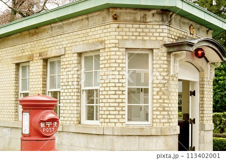 レトロな赤いポストと交番 113402001