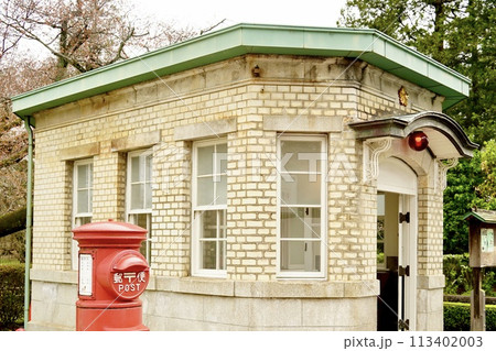 レトロな赤いポストと交番 113402003