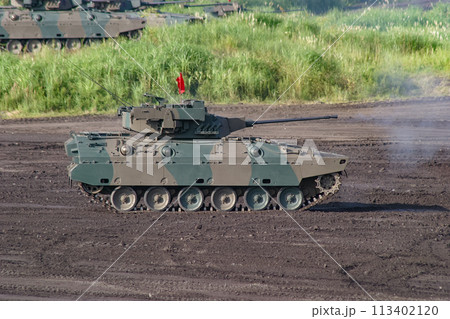 訓練展示に参加する陸上自衛隊の89式装甲戦闘車 113402120