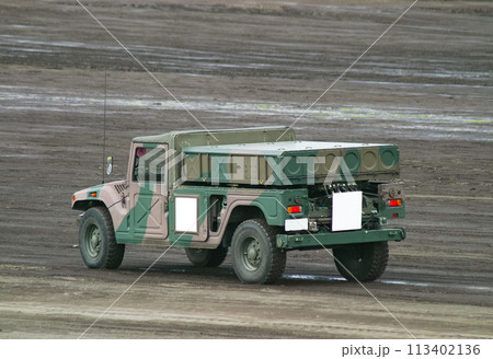 訓練展示を行う陸上自衛隊の車両 113402136