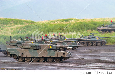 訓練展示を行う陸上自衛隊の90式戦車 訓練展示を行う陸上自衛隊の90式戦車 113402138