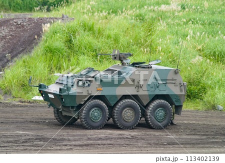訓練展示に参加する陸上自衛隊の82式指揮通信車 訓練展示に参加する陸上自衛隊の82式指揮通信車 113402139