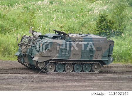 訓練展示に参加する陸上自衛隊の砲側弾薬車 113402145