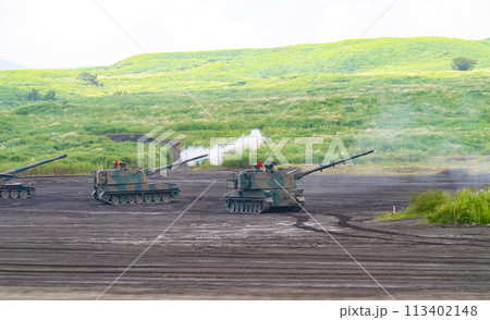 射撃する陸上自衛隊の自走榴弾砲 113402148