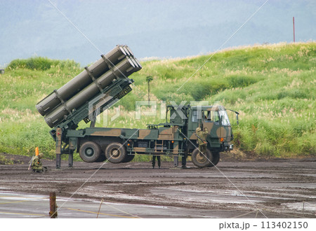 訓練展示に参加する陸上自衛隊の地対艦誘導弾 113402150