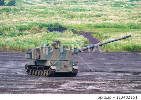 訓練展示に参加する陸上自衛隊の自走榴弾砲 113402151
