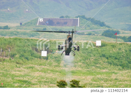 機関砲を射撃する陸上自衛隊の対戦車ヘリコプター AH-1S 機関砲を射撃する陸上自衛隊の対戦車ヘリコプター AH-1S 113402154