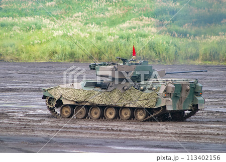訓練展示に参加する陸上自衛隊の89式装甲戦闘車 113402156