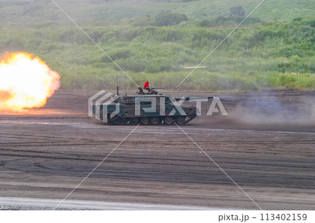 訓練展示で射撃する陸上自衛隊の90式戦車 113402159