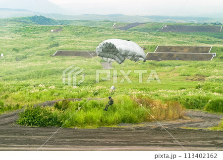 訓練展示で降下する陸上自衛隊の空挺隊員 訓練展示で降下する陸上自衛隊の空挺隊員 113402162