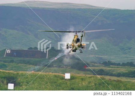 機関砲を射撃する陸上自衛隊の対戦車ヘリコプター AH-1S 113402168