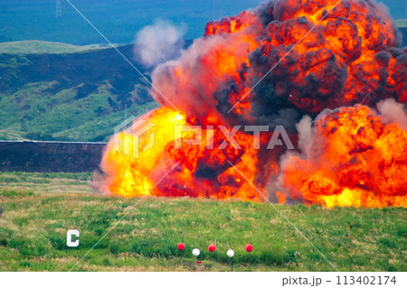 陸上自衛隊の演習における爆炎 113402174