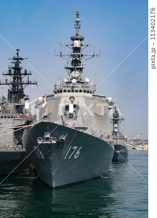 停泊する海上自衛隊の護衛艦 113402176