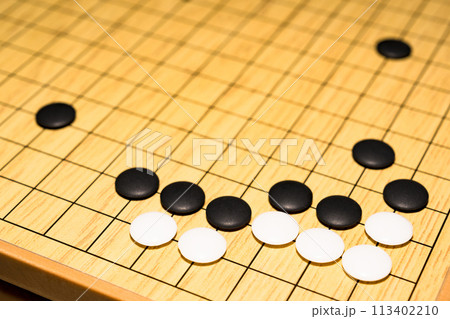 囲碁 は 中国発祥 とされる ボードゲーム 【 囲碁 の 対局 の イメージ 】 113402210
