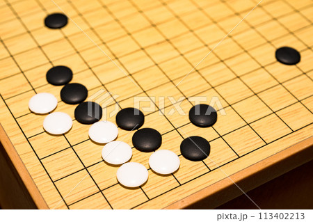 囲碁 は 中国発祥 とされる ボードゲーム 【 囲碁 の 対局 の イメージ 】 囲碁 は 中国発祥 とされる ボードゲーム 【 囲碁 の 対局 の イメージ 】 113402213