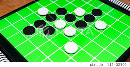 オセロ は イギリス の リバーシ の 一形態 【 オセロゲーム の イメージ 】 オセロ は イギリス の リバーシ の 一形態 【 オセロゲーム の イメージ 】 113402503