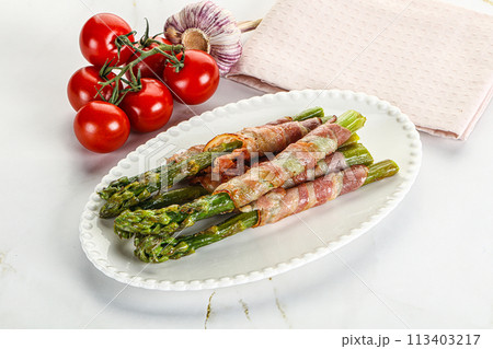 Grilled asparagus with bacon 113403217