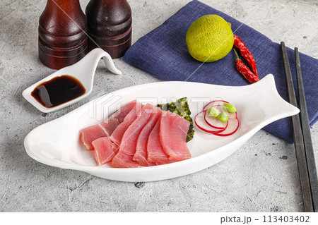 Japanese cuisine - sliced tuna sashimi 113403402