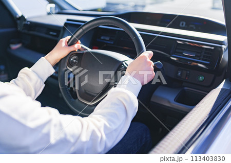 ライドシェア が 解禁 され 一般 ドライバー が 自家用車 で タクシー不足 を補う 113403830