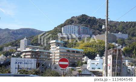 熱海のリゾートマンションとホテルの街並み 113404540