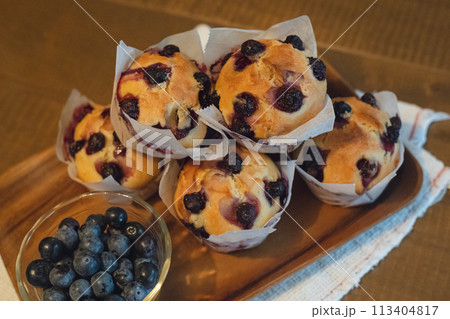 庭で採れたフレッシュなブルーベーリーで家庭で手作りしたブルーベリーマフィン 113404817