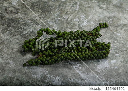 Fresh ripe green peppercon heap 113405392