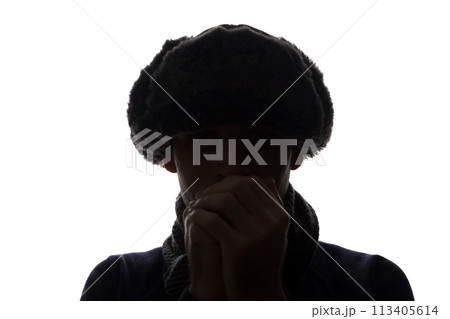 Young man in hat and gloves look ahead - horizontal silhouette 113405614