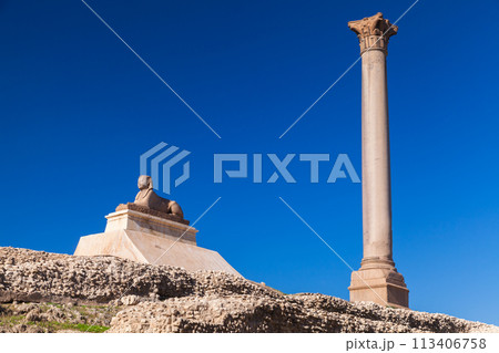 Pompeys Pillar and ancient sphinx statue, Alexandria, Egypt Pompeys Pillar and ancient sphinx statue, Alexandria, Egypt 113406758