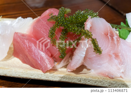 沖縄の地魚刺身盛り合わせと海ブドウ 沖縄の地魚刺身盛り合わせと海ブドウ 113406871