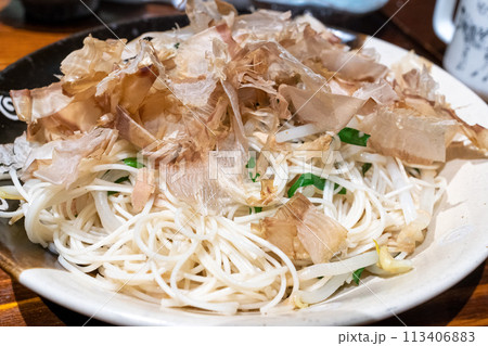 沖縄の伝統料理であるソーメンチャンプルー。白い麺と緑のネギにふわふわ鰹節。沖縄の居酒屋で撮影。 沖縄の伝統料理であるソーメンチャンプルー。白い麺と緑のネギにふわふわ鰹節。沖縄の居酒屋で撮影。 113406883