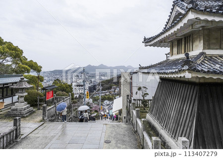 金刀比羅宮(香川県)大門より一之坂を望む 金刀比羅宮(香川県)大門より一之坂を望む 113407279