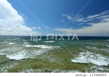 沖縄　北谷町　砂辺周辺の風景　宮城海岸 113408669
