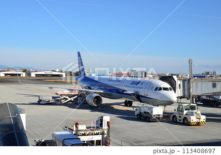 飛行機の出発準備 113408697